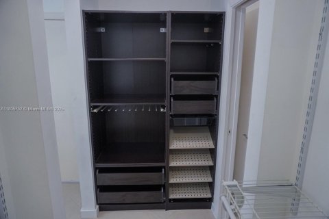 Condo in Pembroke Pines, Florida, 1 bedroom  № 1748977 - photo 19