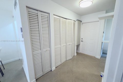 Condo in Pembroke Pines, Florida, 1 bedroom  № 1748977 - photo 16