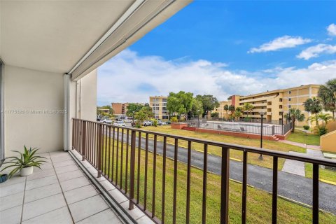 Condo in Miami, Florida, 3 bedrooms  № 1864149 - photo 19