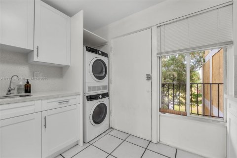 Condo in Miami, Florida, 3 bedrooms  № 1864149 - photo 4