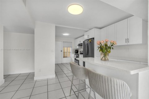 Condo in Miami, Florida, 3 bedrooms  № 1864149 - photo 10