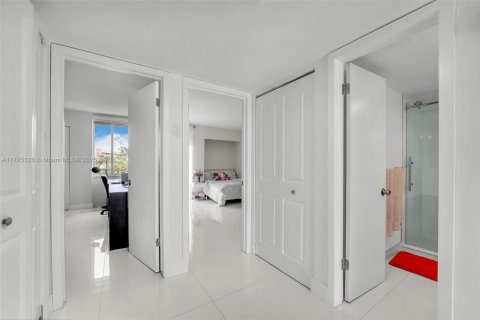 Condo in Miami, Florida, 3 bedrooms  № 1864149 - photo 28