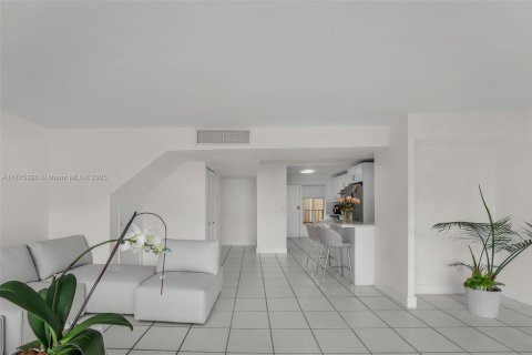 Condo in Miami, Florida, 3 bedrooms  № 1864149 - photo 17