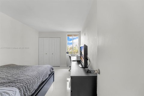 Condo in Miami, Florida, 3 bedrooms  № 1864149 - photo 30