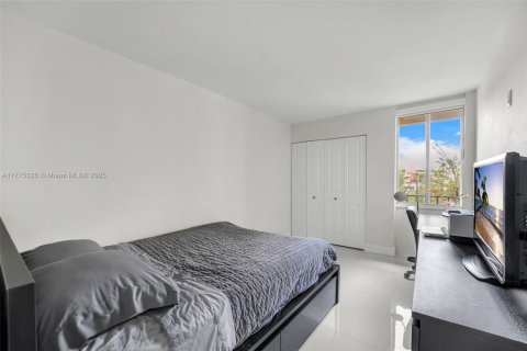 Condo in Miami, Florida, 3 bedrooms  № 1864149 - photo 29