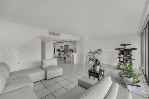 Condo in Miami, Florida, 3 bedrooms  № 1864149 - photo 16