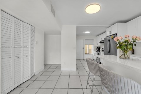 Condo in Miami, Florida, 3 bedrooms  № 1864149 - photo 9