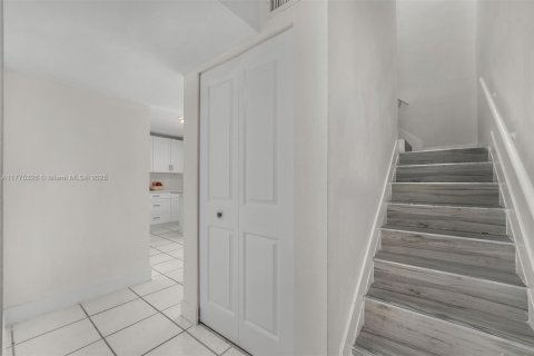 Condo in Miami, Florida, 3 bedrooms  № 1864149 - photo 27