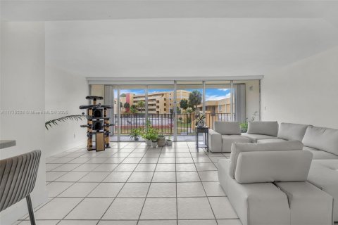 Condo in Miami, Florida, 3 bedrooms  № 1864149 - photo 13
