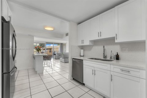 Condo in Miami, Florida, 3 bedrooms  № 1864149 - photo 11
