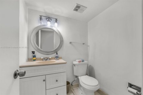 Condo in Miami, Florida, 3 bedrooms  № 1864149 - photo 26