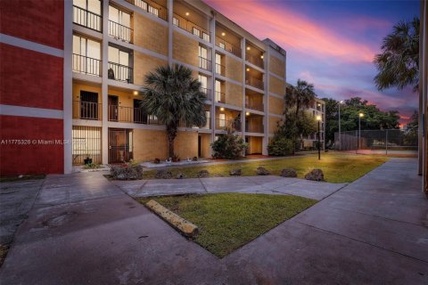 Condo in Miami, Florida, 3 bedrooms  № 1864149 - photo 1