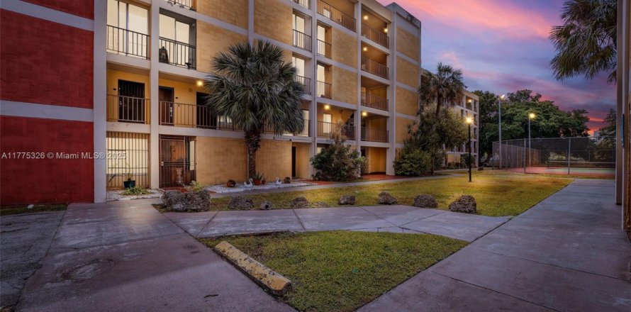 Condo in Miami, Florida, 3 bedrooms  № 1864149