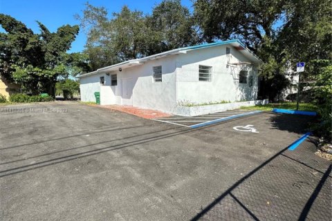 Propiedad comercial en alquiler en Opa-locka, Florida № 823347 - foto 1