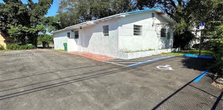 Propiedad comercial en Opa-locka, Florida № 823347