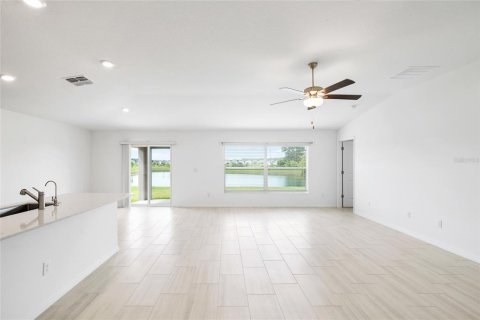 House in Zephyrhills, Florida 4 bedrooms, 180.14 sq.m. № 1866767 - photo 9