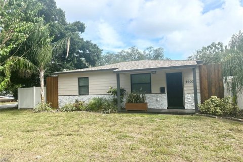 House in Saint Petersburg, Florida 2 bedrooms, 129.51 sq.m. № 2200135 - photo 3