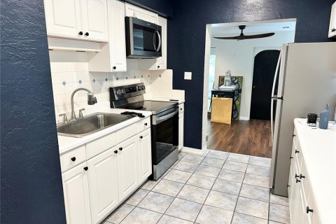 House in Saint Petersburg, Florida 2 bedrooms, 129.51 sq.m. № 2200135 - photo 8