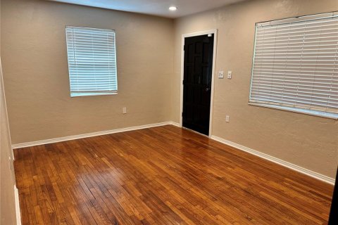 House in Saint Petersburg, Florida 2 bedrooms, 129.51 sq.m. № 2200135 - photo 4