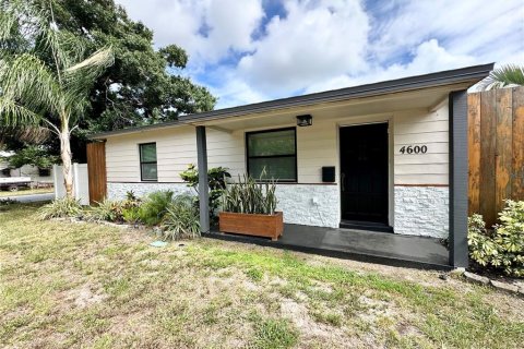 House in Saint Petersburg, Florida 2 bedrooms, 129.51 sq.m. № 2200135