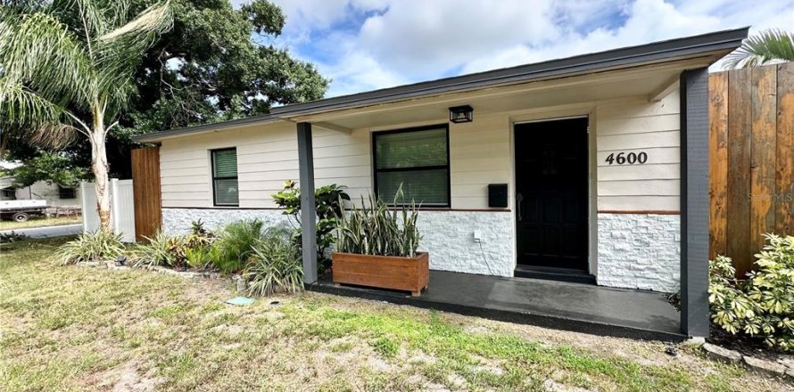 House in Saint Petersburg, Florida 2 bedrooms, 129.51 sq.m. № 2200135
