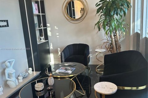 Купить коммерческую недвижимость в Дорал, Флорида № 1985166 - фото 1