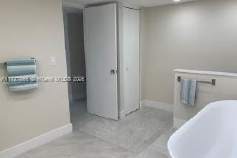 Condo in Hollywood, Florida, 3 bedrooms  № 1860137 - photo 12