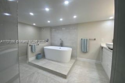 Condo in Hollywood, Florida, 3 bedrooms  № 1860137 - photo 16