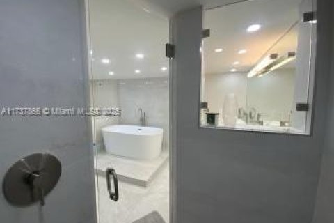 Condo in Hollywood, Florida, 3 bedrooms  № 1860137 - photo 17