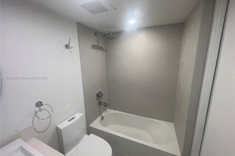 Condominio en alquiler en North Miami Beach, Florida, 2 dormitorios, 83.89 m2 № 2012398 - foto 8