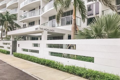 Condominio en alquiler en North Miami Beach, Florida, 2 dormitorios, 83.89 m2 № 2012398 - foto 18