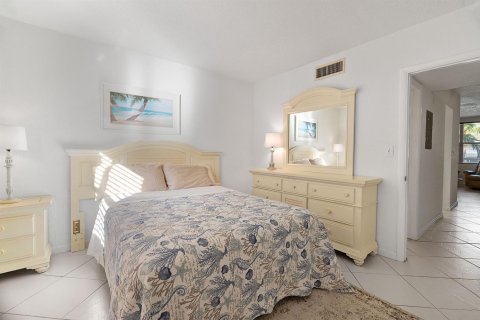 Condo in Palm Beach, Florida, 1 bedroom  № 2192349 - photo 15