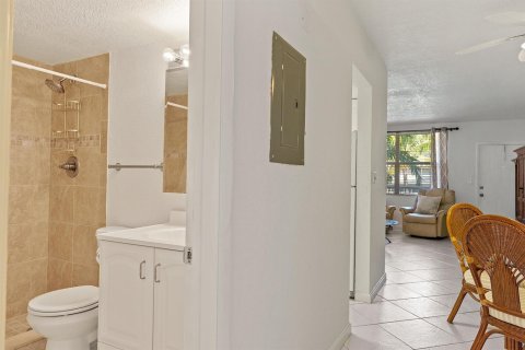 Condo in Palm Beach, Florida, 1 bedroom  № 2192349 - photo 11