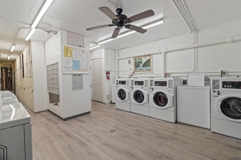 Condo in Palm Beach, Florida, 1 bedroom  № 2192349 - photo 17