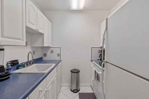 Condo in Palm Beach, Florida, 1 bedroom  № 2192349 - photo 8