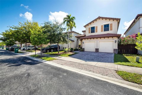 House in Cutler Bay, Florida 5 bedrooms, 270.9 sq.m. № 1882050 - photo 3