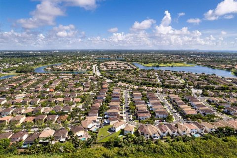 House in Cutler Bay, Florida 5 bedrooms, 270.9 sq.m. № 1882050 - photo 5