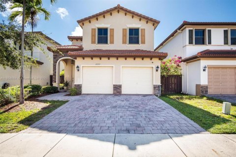 House in Cutler Bay, Florida 5 bedrooms, 270.9 sq.m. № 1882050 - photo 1