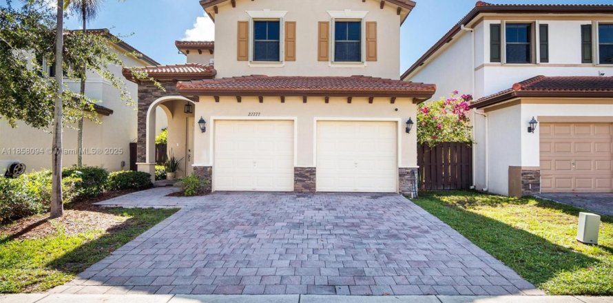 House in Cutler Bay, Florida 5 bedrooms, 270.9 sq.m. № 1882050