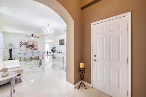 House in Cutler Bay, Florida 5 bedrooms, 270.9 sq.m. № 1882050 - photo 8
