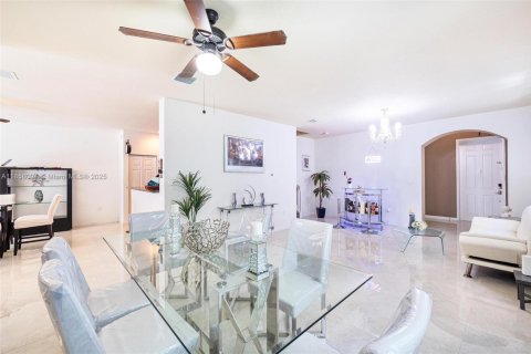 House in Cutler Bay, Florida 5 bedrooms, 270.9 sq.m. № 1882050 - photo 9