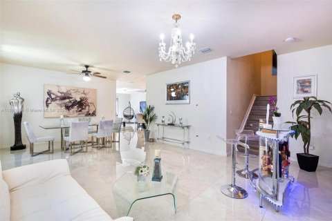 House in Cutler Bay, Florida 5 bedrooms, 270.9 sq.m. № 1882050 - photo 6