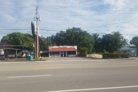 Commercial property in Palm Springs, Florida № 1694616 - photo 1