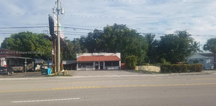 Commercial property in Palm Springs, Florida № 1694616