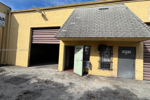 Купить коммерческую недвижимость в Майами, Флорида № 2054362 - фото 2