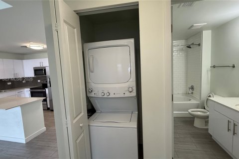 Condo in Hollywood, Florida, 1 bedroom  № 1998330 - photo 5