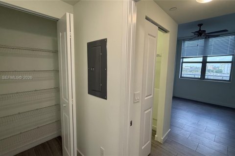 Condo in Hollywood, Florida, 1 bedroom  № 1998330 - photo 10