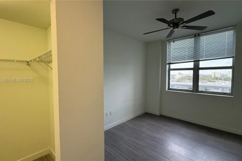 Condo in Hollywood, Florida, 1 bedroom  № 1998330 - photo 7