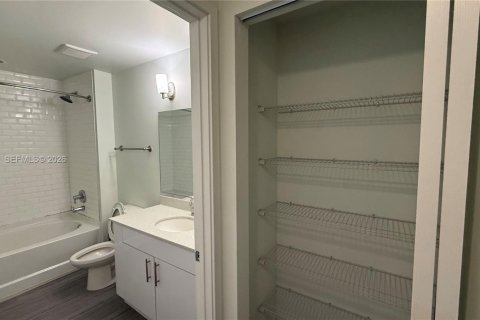 Condo in Hollywood, Florida, 1 bedroom  № 1998330 - photo 12