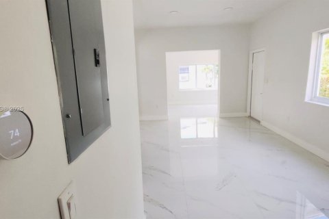 Casa en venta en Miami, Florida, 3 dormitorios, 129.51 m2 № 1762601 - foto 8